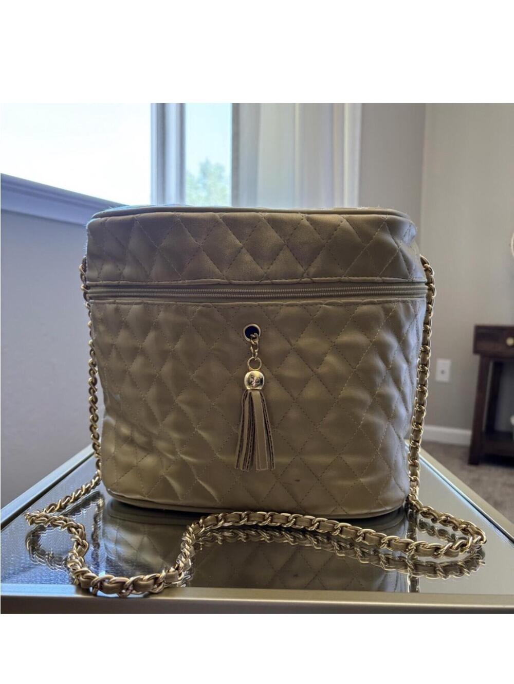 ( Boutique) Elegant Quilted Chain Shoulder makeup Bag